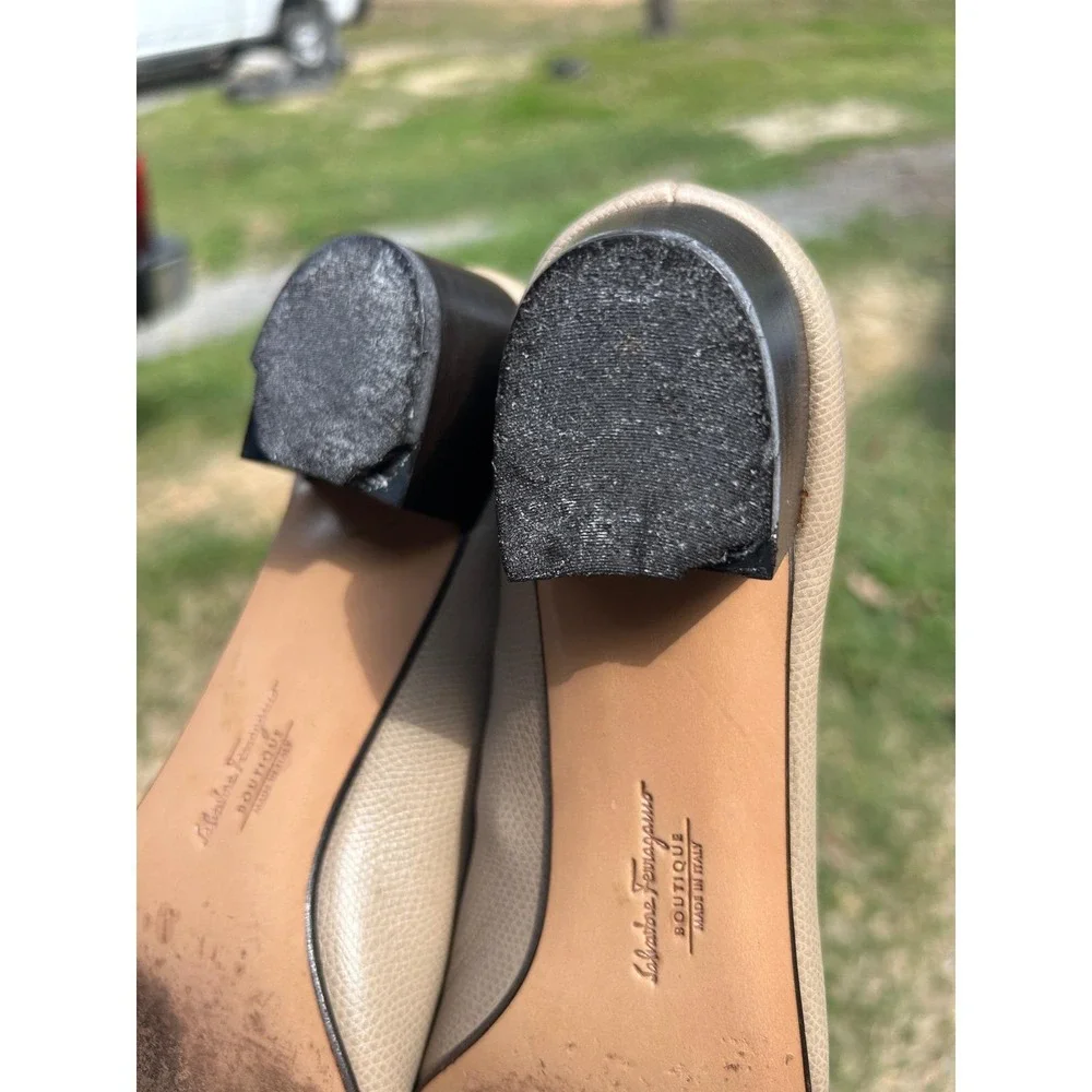 Salvatore Ferragamo Vara Pump Womens 8.5 AA Beige Pebbled Leather Bow Good